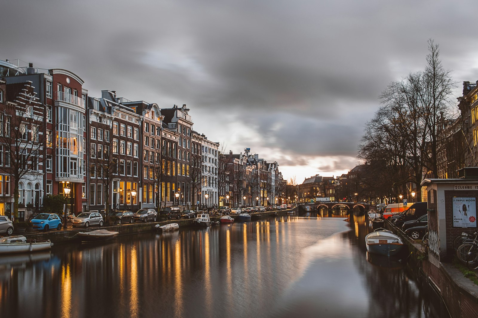 Taxi in Amsterdam — vaste prijs, 24/7, lokale chauffeurs